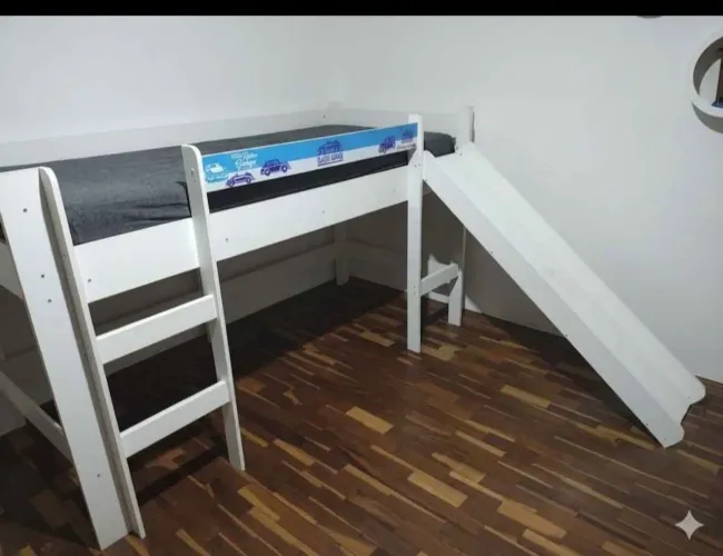 Cama infantil com escorregador