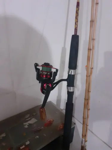 MOLINETE E VARAS DE PESCAR