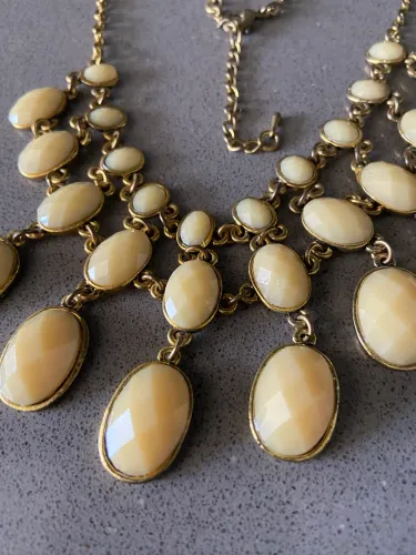 Colar de corrente dourada com pedras cor creme, vintage