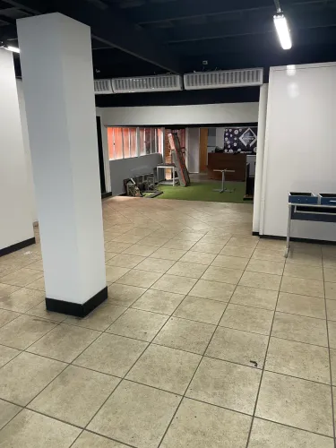Alugo Escritório com 300 m2, 2 banheiros e copa. Funcionava um comitê político.