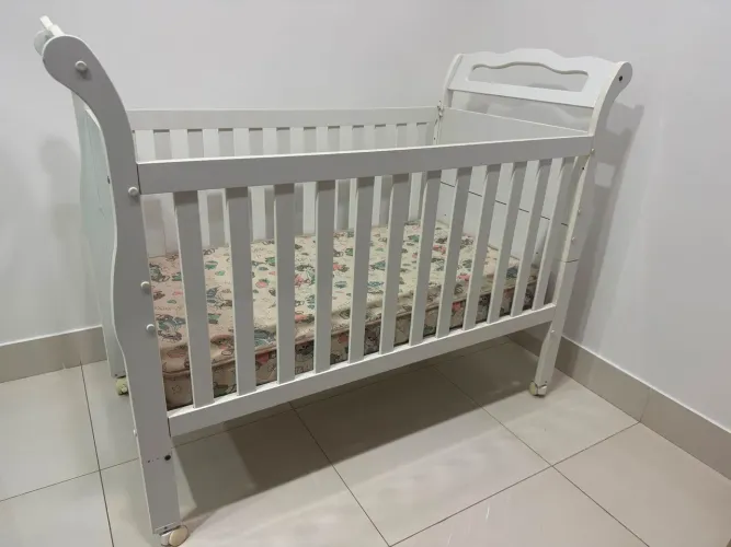 Vendo berço com colchão 