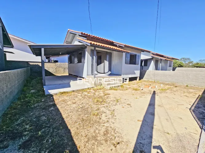 Casa nova com dois quartos e garagem para alugar no Retiro, Jaguaruna-SC