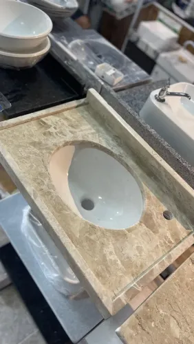 Pia de granito com cuba de louça 60x40