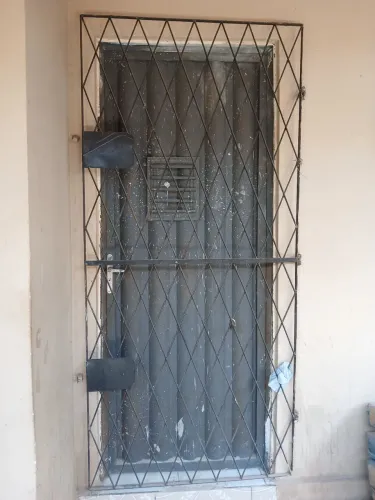 Porta de ferro com grade