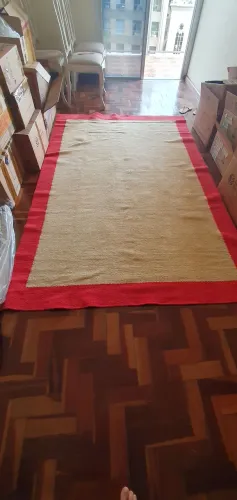 Tapete semi novo, artesanal,bege com bordas vermelhas 2,50cmx1,70cm, ainda com etiqueta