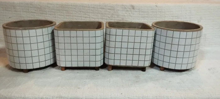 Kit 4 Cachepôs Vasos de Cerâmica Grid Branco com Pezinhos Minimalista