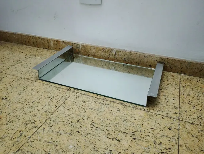 Bandeja de vidro com alças de inox