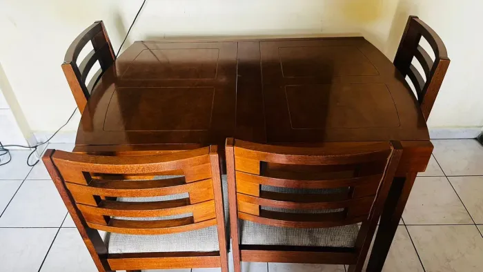Mesa de jantar com 4 cadeiras