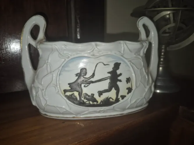 Vendo lindo cachepô com crianças e galo