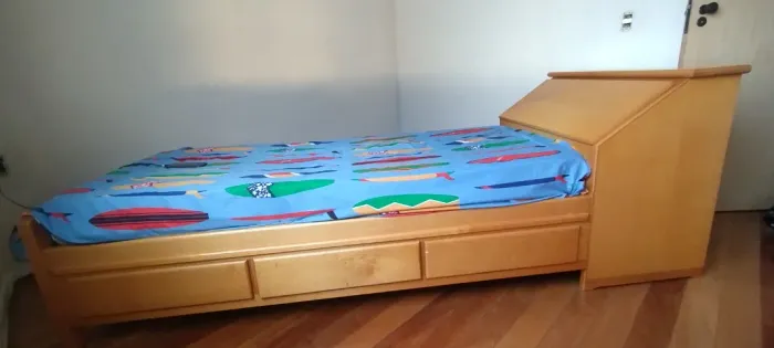 Cama de solteiro com baú em madeira clara