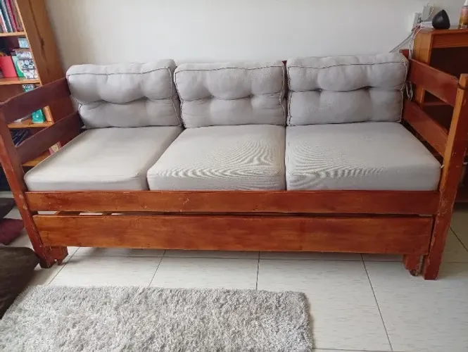 Sofá cama em madeira.