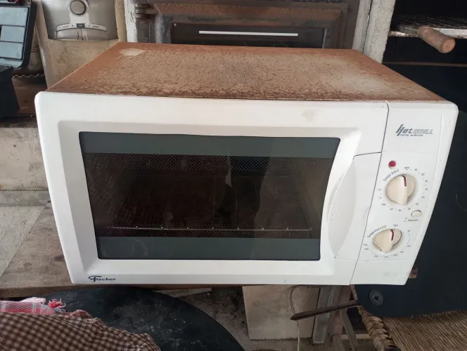 Forno elétrico e mesa de plástico