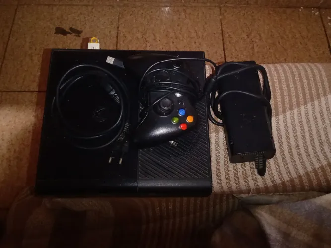vendo ou troco Xbox 360 desbloqueado completo com um controle e cabo HDMI,troco por iphone