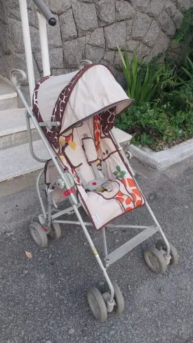 Carrinho guarda chuva girafa