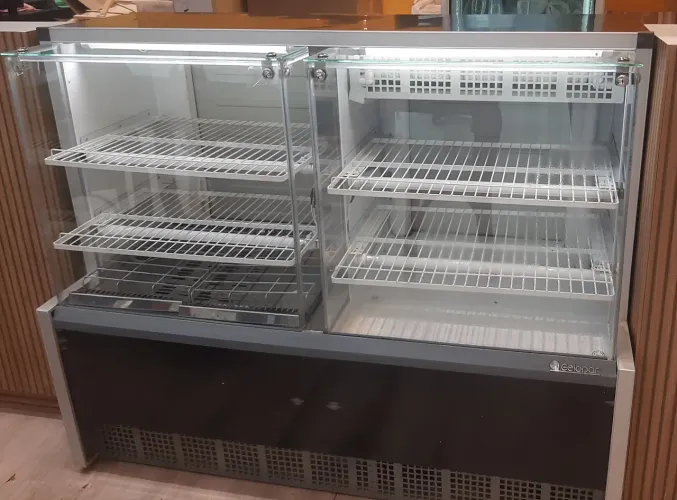 Vitrine expositora quente e gelada.