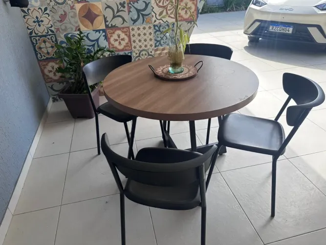 Mesa com 4 cadeiras