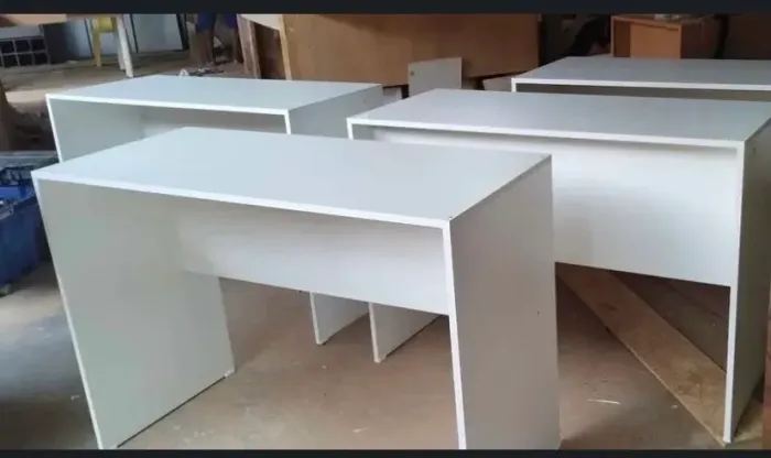 Mesa/Escrivaninha em MDF, em promoção. tamanho 1.10x48x76