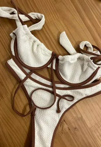 biquíni creme texturizado com detalhe marrom - nunca usado
