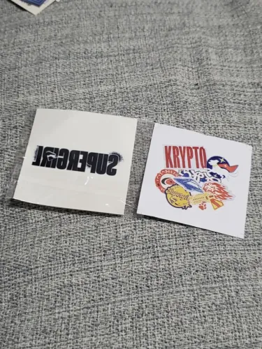adesivo krypto + tatto super girl (tatuagem temporária) dc comics ccxp