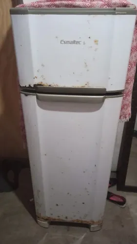 Geladeira usada mais pegando perfeitamente 