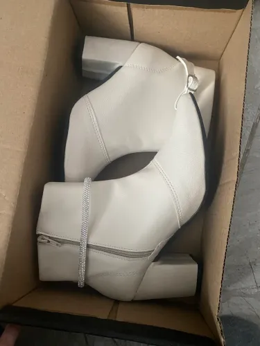 Bota Off white nova tamanho 34