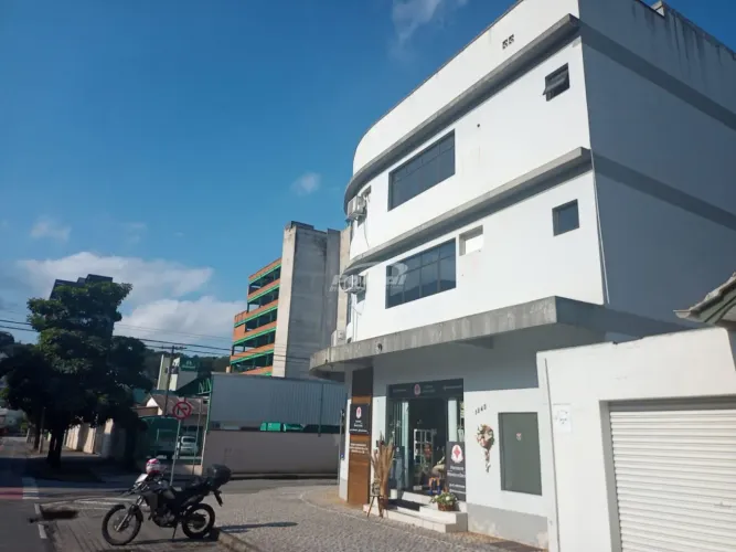 Sala Comercial no Bairro Vila Nova, com aproximadamente 25 m² com banheiro.