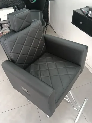 Cadeira de barbeiro e painel com espelho