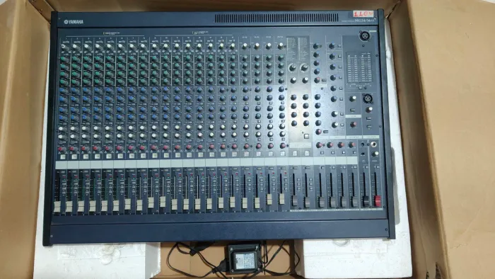 Mesa de som Yamaha MG24/14FX