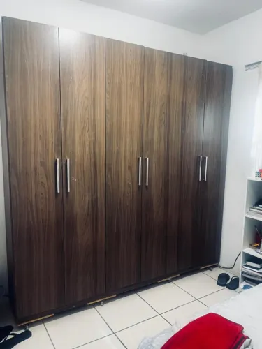 GUARDA ROUPA 6 PORTAS COM RODÍZIO - CASTANHO CLARO