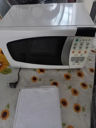 Micro-ondas eletrolux MEF28 novíssimo