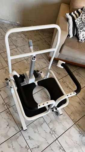Vendo cadeira de rodas, pode ser usada para banho e transferência.