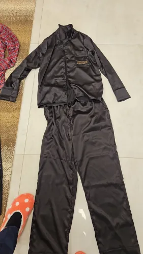Pijama M calça e camisa longas preto de cetim