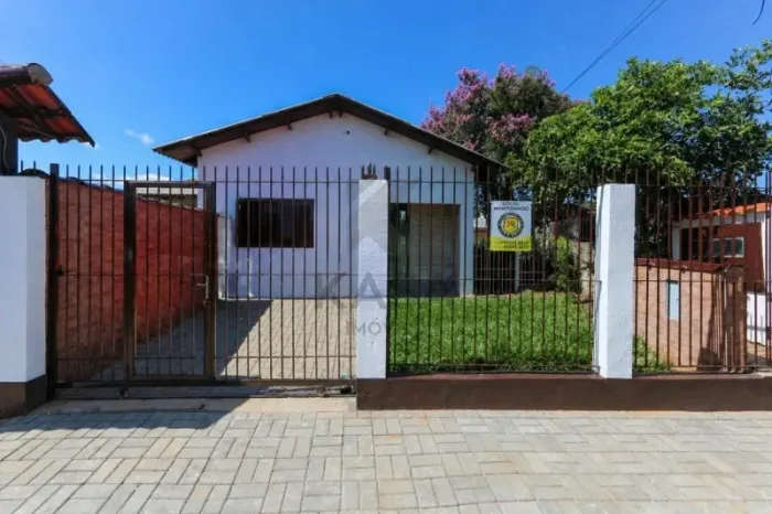 casa de alvenaria com 2 dormitórios, garagem e pátio para locação...