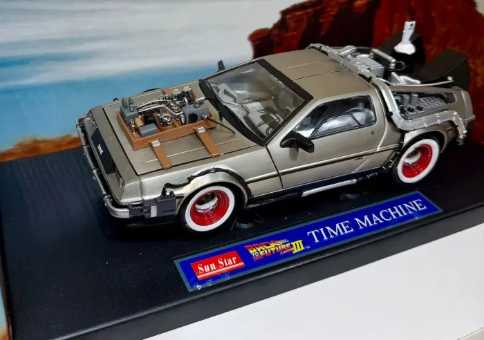 Carro Delorian do filme de volta para o futuro escala1/18