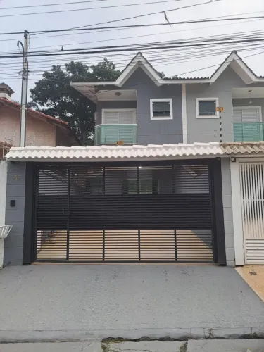 Sobrado à venda em Guarulhos recém-reformado com 3 dormitórios, suíte e 4 vagas de garagem