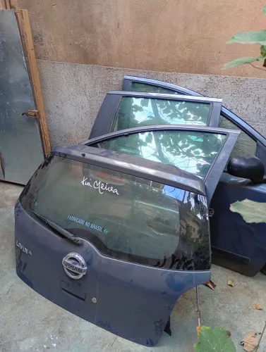 Latarias Nissan livina 