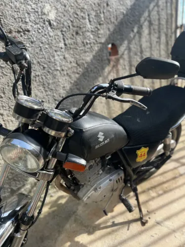     Suzuki Intruder 2005 - Conservada + caixa de transporte