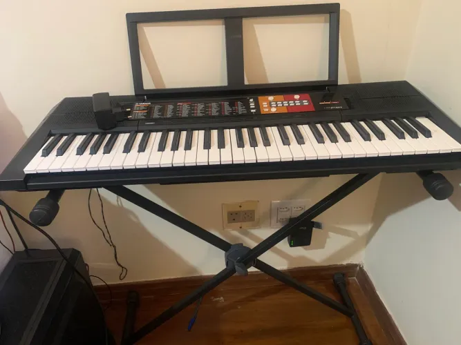 Teclado Yamaha PSR F51 Seminovo + Suporte