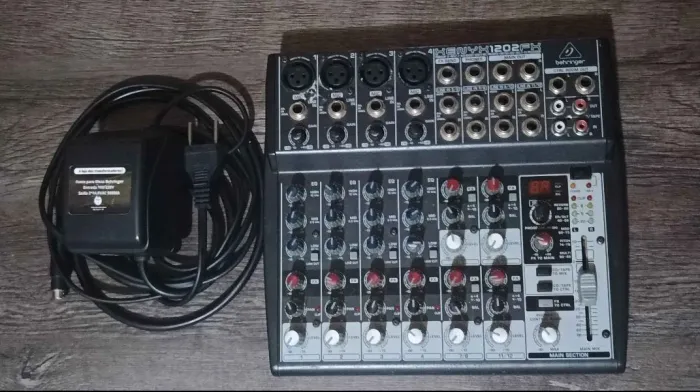 Mesa de som, microfones, efeito de voz, pedal, etc