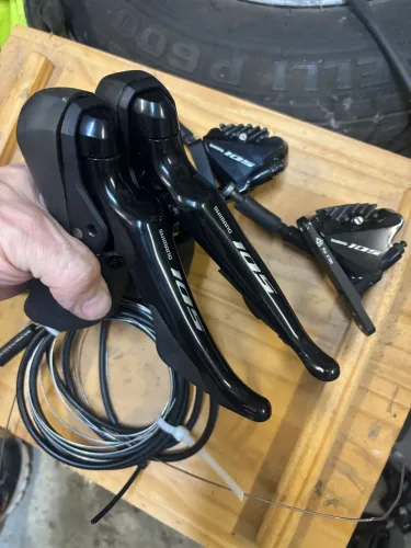 Par sti com pinças Shimano 105 2x11