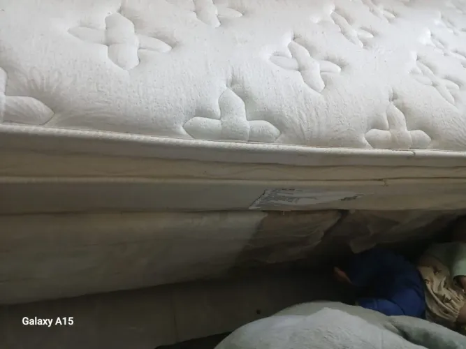 Vendo uma cama casal. King completa com cabeceira, única dona .