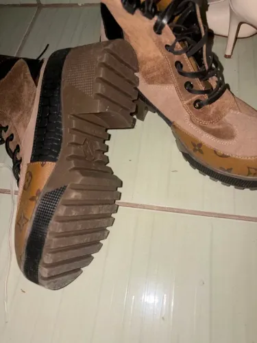 Vendo scapin n° 39  nunca usado e bota n°38  usado poucas vezes 