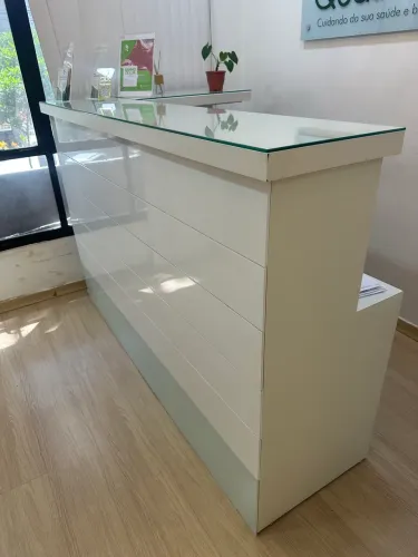 Balcão pra recepção em L com laca e gaveteiro