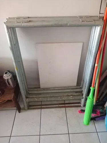 Cavalete de ferro para cartéis 