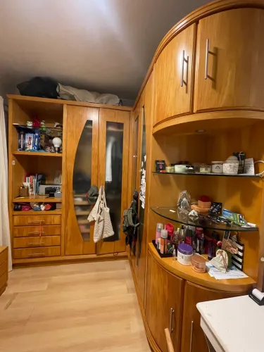 Guarda roupa de madeira