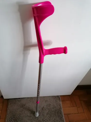 Muleta canadense fixa rosa com estrutura em alumínio resistente e braçadeira ergonômica.