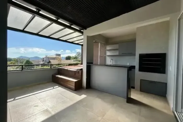 Casa Geminada de Alto Padrão para Aluguel no Centro de Florianópolis com 4 Suítes