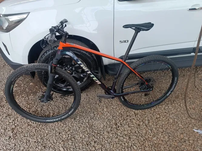 Vendo bike com quadro, canote, mesinha e cubos de Carbono
