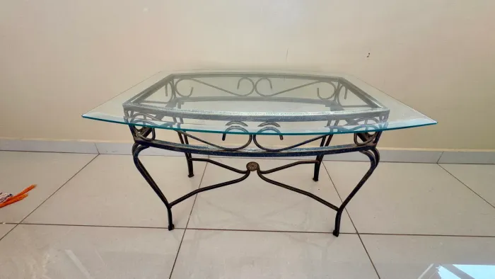 MESA DE CENTRO EM FERRO COM VIDRO BIZOTADO 