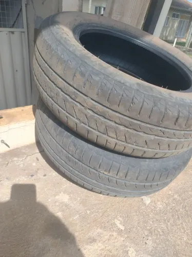 2 pneus Pirelli 175 65 R14 usados